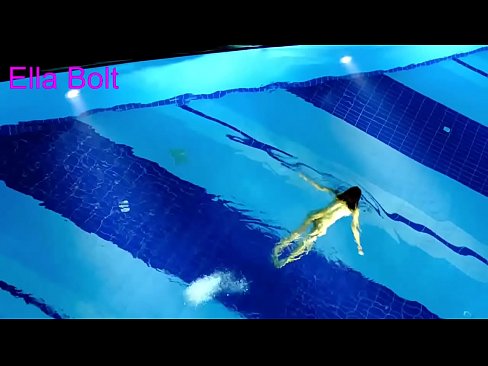❤️ Non podo deixar de mirar, unha moza loira que é sorprendida nadando espida na piscina do resort ELLA BOLT ❌ Vídeo porno en % gl.pornogroupp.ru % ️❤